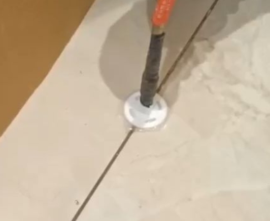 杜集瓷砖空鼓维修公司专业解答瓷砖在铺贴过程中，如果没有涂抹均匀到位的粘结材料（如水泥砂浆或瓷砖胶），可能会导致以下问题